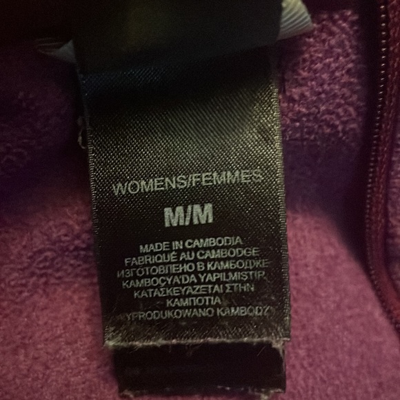Medium north face fleece, that fits like a small petite - Picture 3 of 5